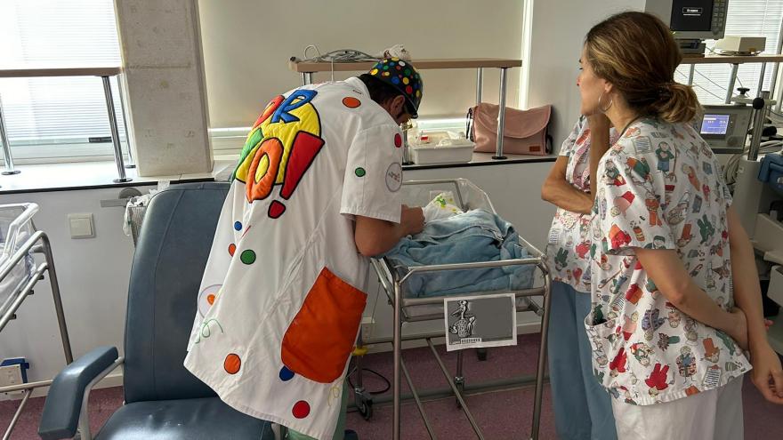 Texto Alternativo: Los niños ingresados del Hospital Universitario de Fuenlabrada reciben la visita del ‘Doctor sonrisas’