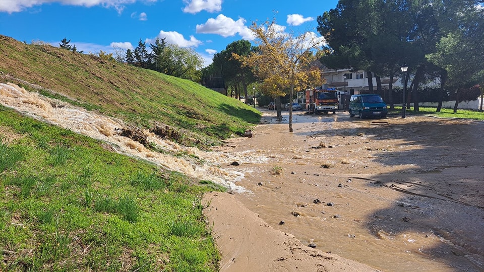 Texto Alternativo: La rotura de una tubería general de agua en la parcela donde se construirá el Centro de Salud produce una gran fuga de agua