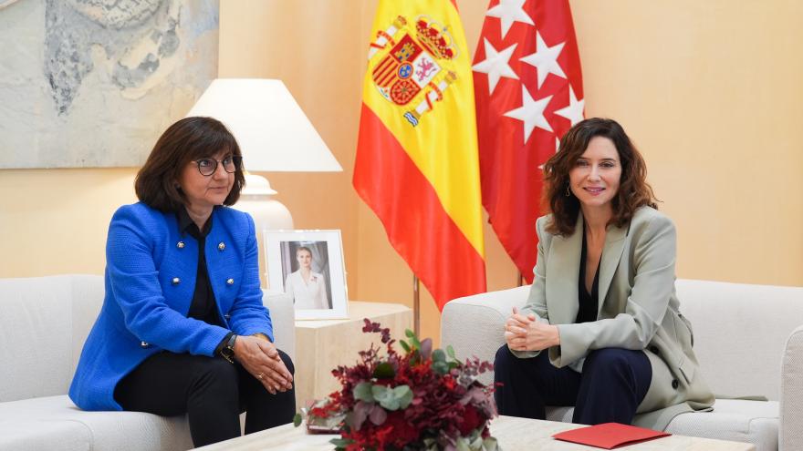 Texto Alternativo: Díaz Ayuso recibe la Memoria de actividades de la Fiscalía de Madrid en 2023