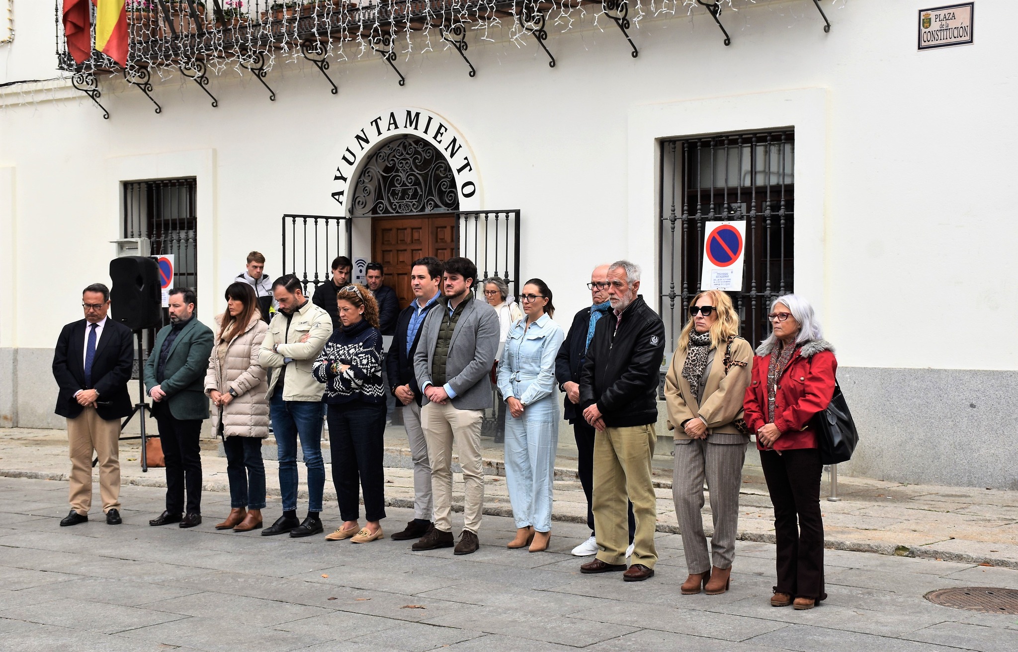 Texto Alternativo: Emocionante minuto de silencio en memoria de los fallecidos por la DANA