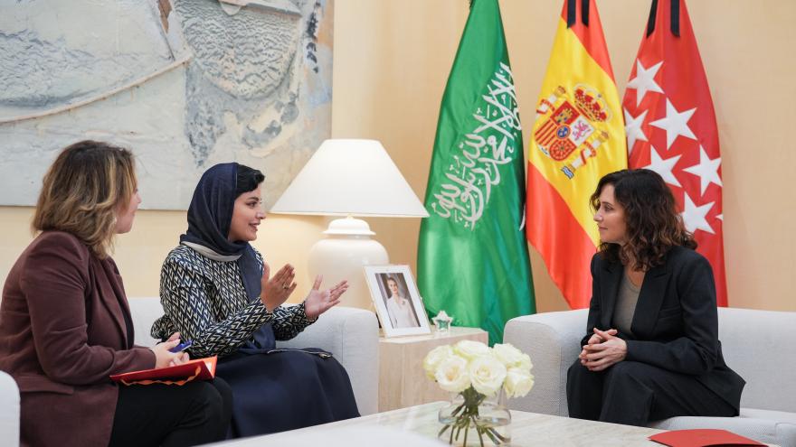 Texto Alternativo: Díaz Ayuso se reúne con la embajadora de Arabia Saudí para fortalecer las relaciones comerciales, económicas y turísticas