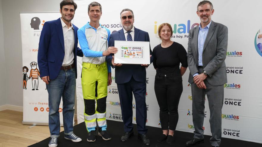Texto Alternativo: El SUMMA 112 de la Comunidad de Madrid participa en la la Comunidad presentación del cupón de la ONCE dedicado al Día del Ictus