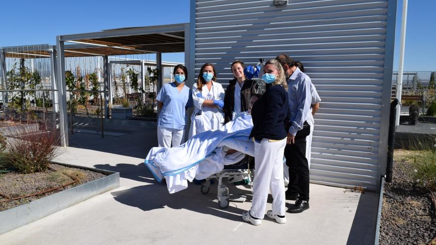 Texto Alternativo: El Hospital público Infanta Sofía organiza paseos al aire libre para los pacientes de la UCI como parte del tratamiento de recuperación