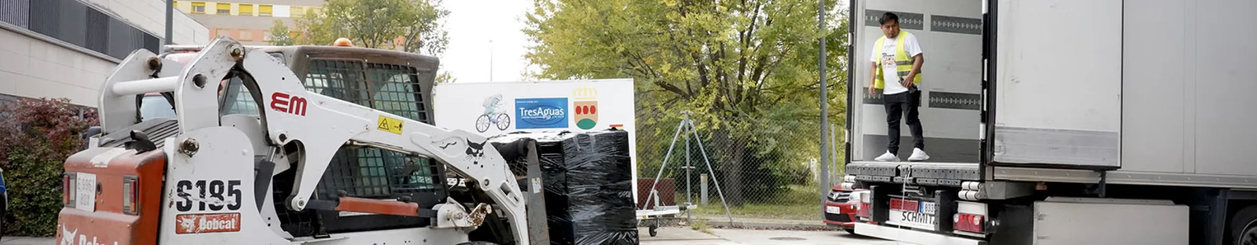 Texto Alternativo: La solidaridad de la ciudadanía de Alcorcón: 200 palés de material de emergencia y ayuda parten hoy hacia Valencia desde la nave habilitada por Delegación de Gobierno