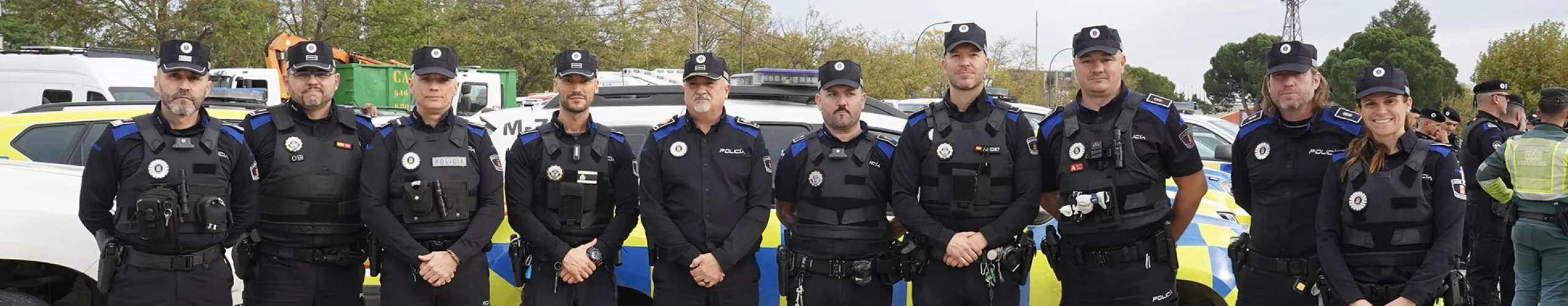 Texto Alternativo: Alcorcón envía 9 policías municipales para para colaborar en tareas de seguridad y ayuda en el municipio de Paiporta en Valencia