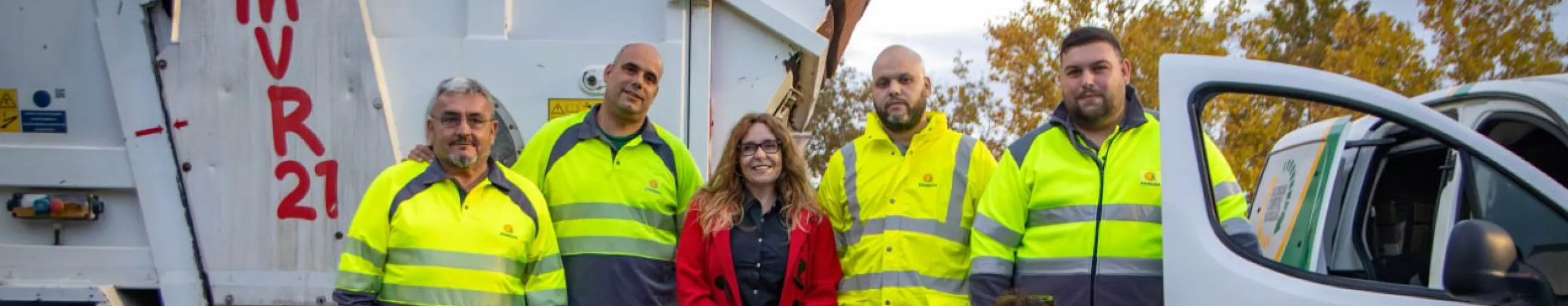 Texto Alternativo: El grupo de operarios voluntarios de ESMASA enviado por Alcorcón ya está en Paiporta realizando tareas de limpieza y restableciendo la electricidad