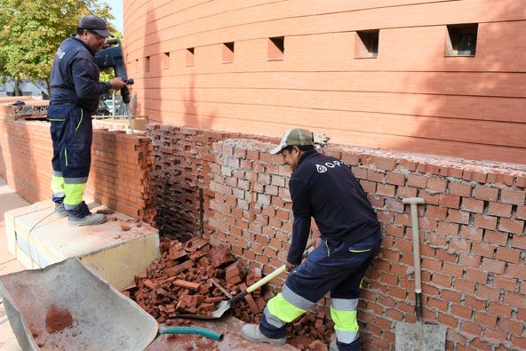 Texto Alternativo: Comienzan los trabajos de demolición del muro exterior del Coliseo de la Cultura por su mal estado