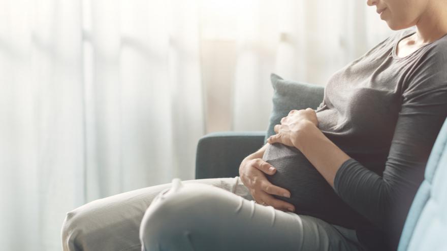 Texto Alternativo: La Comunidad de Madrid ayuda a madres embarazadas y familias vulnerables con visitas a domicilio de especialistas en la crianza de los niños