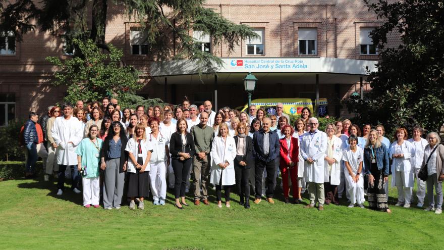 Texto Alternativo: El Hospital Universitario Cruz Roja reconoce a Darío Fernández por recaudar fondos para su Unidad de Paliativos cruzando a nado el Canal de la Mancha