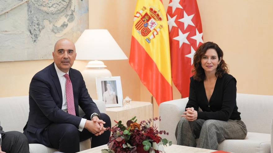 Texto Alternativo: Díaz Ayuso recibe en la Real Casa de Correos al presidente de Airbus en España