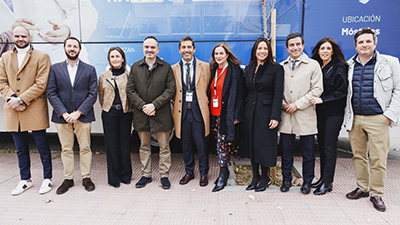 Texto Alternativo: El alcalde visita la unidad móvil del Colegio de Farmacéuticos instalada en Móstoles