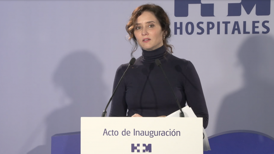 Texto Alternativo: Díaz Ayuso defiende la aportación del sistema sanitario privado a la hora de gestionar “con eficiencia”: “Sin ellos no se podría abarcar todo”