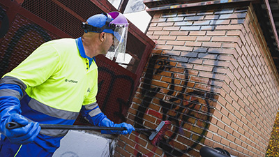 Texto Alternativo: El Ayuntamiento elimina más de 6.000 grafitis dentro del plan de limpieza barrio a barrio