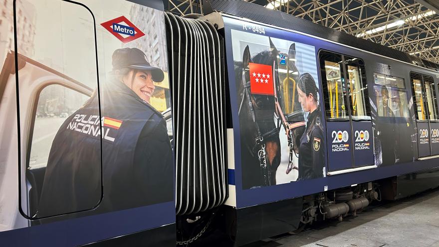 Texto Alternativo: La Comunidad de Madrid celebra el 200º aniversario de la Policía Nacional con un tren vinilado que circulará por la Línea 6 de Metro