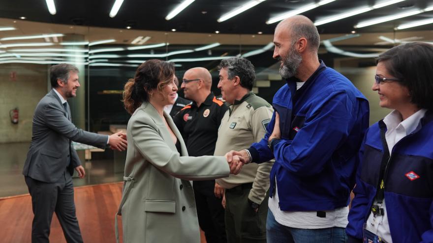 Texto Alternativo: Díaz Ayuso agradece la ejemplar respuesta de profesionales y voluntarios madrileños desplazados a Valencia por la DANA