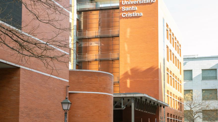 Texto Alternativo: El Hospital público Santa Cristina participa en la 'Semana de la Ciencia' acercando la labor de la Enfermería a estudiantes de Bachillerato
