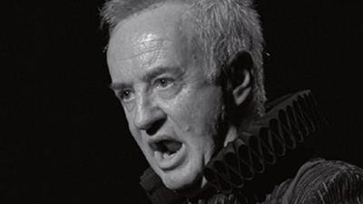 Texto Alternativo: El actor Carlos Hipólito representa “Burro” en el Teatro del Bosque dentro de la agenda cultural