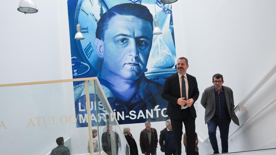 Texto Alternativo: La Comunidad de Madrid dedica un mural al escritor Luis Martín-Santos en la biblioteca que lleva su nombre en Villa de Vallecas