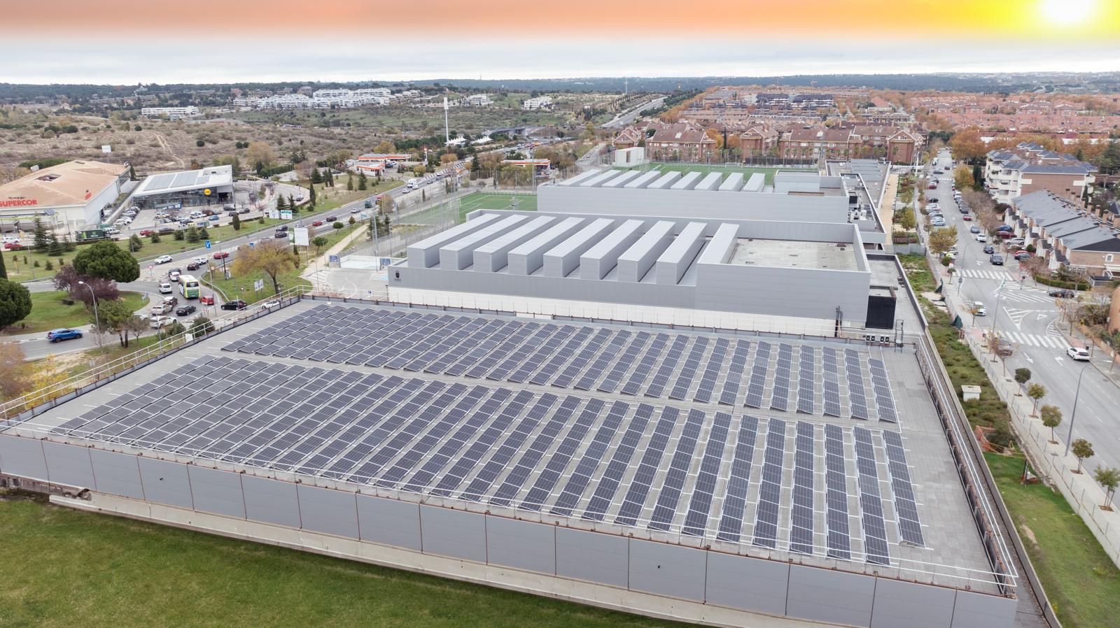 Texto Alternativo: Finalizada la instalación de placas fotovoltaicas en el Complejo Deportivo Condesa de Chinchón