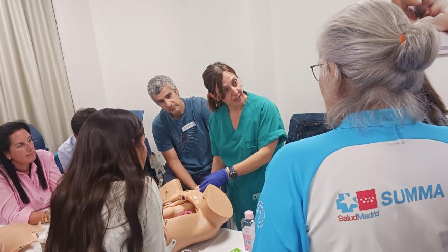 Texto Alternativo: Profesionales médicos del Hospital público del Henares forman al SUMMA 112 en emergencias obstétricas