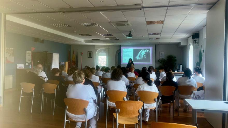 Texto Alternativo: El Hospital público Guadarrama, premiado por su 'Escuela de Cuidadores' en reconocimiento a la atención integral en la rehabilitación al paciente