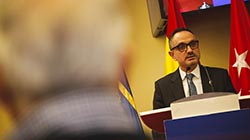 Texto Alternativo: El alcalde defiende una gestión marcada por la estabilidad y las inversiones en la ciudad en el Debate sobre el Estado del Municipio