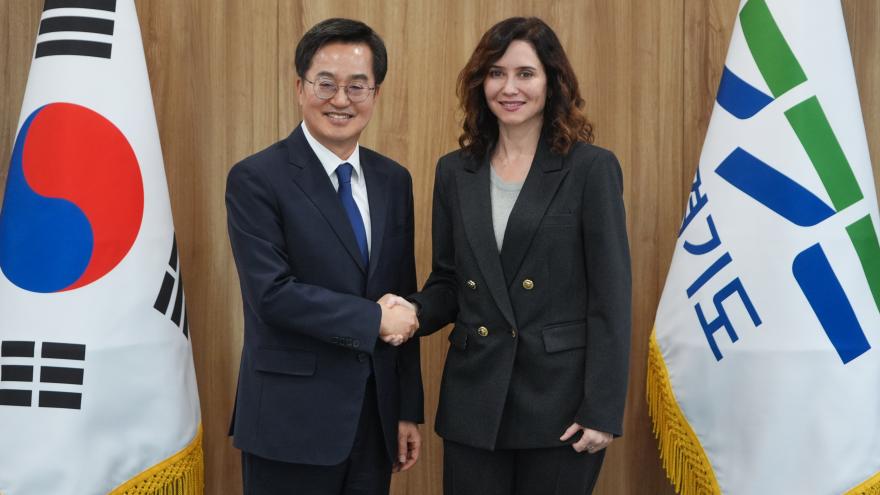 Texto Alternativo: Díaz Ayuso se reúne con el gobernador de Gyeonggi y aborda futuros intercambios de cara al 75º aniversario de las relaciones entre España y Corea