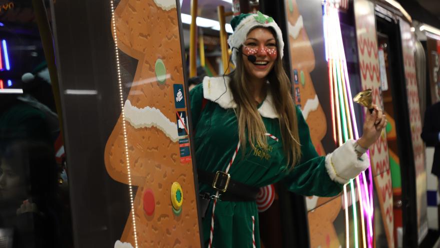 Texto Alternativo: La Comunidad de Madrid comienza el viaje de la Navidad en Metro con un tren mágico decorado que recorrerá la Línea 6