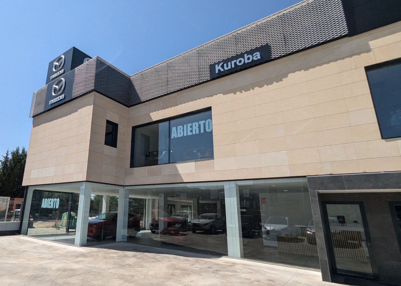 Texto Alternativo: Mazda presenta su nuevo y modernoconcesionario, la nueva sede, se sitúaen la Calle Argentina 3 en Alcorcón