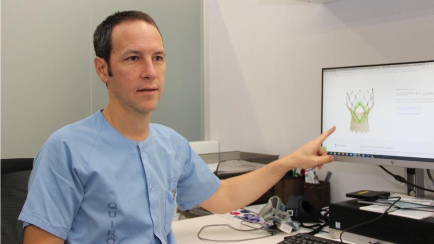 Texto Alternativo: Cardiólogos del Hospital público Clínico San Carlos implantan un nuevo modelo de válvula aórtica para tratar la estenosis aórtica grave