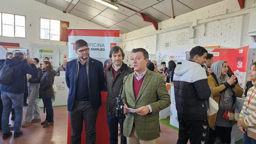 Texto Alternativo: La Comunidad de Madrid celebra la primera Feria de Empleo de la Cañada Real Galiana para ayudar a sus residentes a encontrar trabajo