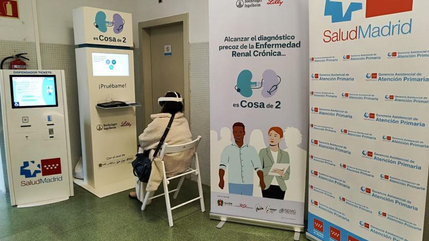 Texto Alternativo: Atención Primaria invita a ponerse en la piel de las personas con enfermedad renal crónica con unas gafas de realidad virtual