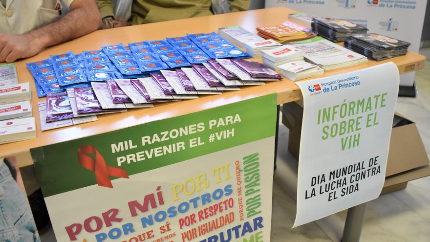 Texto Alternativo: El Hospital público de La Princesa conmemora el Día Mundial de la Lucha contra el SIDA promoviendo la prevención y la detección precoz
