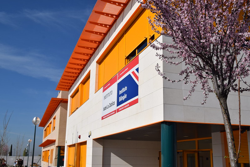 Texto Alternativo: Curso de capacitación digital para adultos en el IES Isabel La Católica