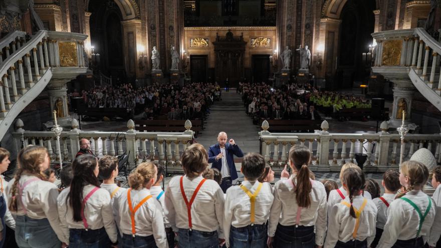 Texto Alternativo: La Comunidad de Madrid celebra la Navidad con el tradicional concierto de coros escolares en la Real Basílica de San Francisco El Grande