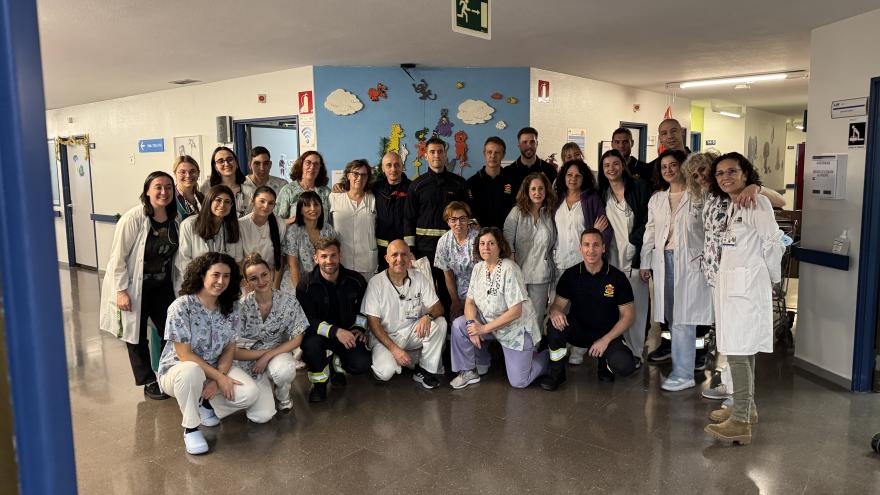 Texto Alternativo: Bomberos de la Comunidad de Madrid visitan a niños ingresados en hospitales públicos para hacer más llevadera su estancia en Navidad