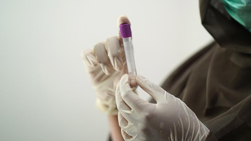 Texto Alternativo: La supervisora de Banco de Sangre del Hospital público Príncipe de Asturias, galardonada en los premios 'Enfermería en Desarrollo'
