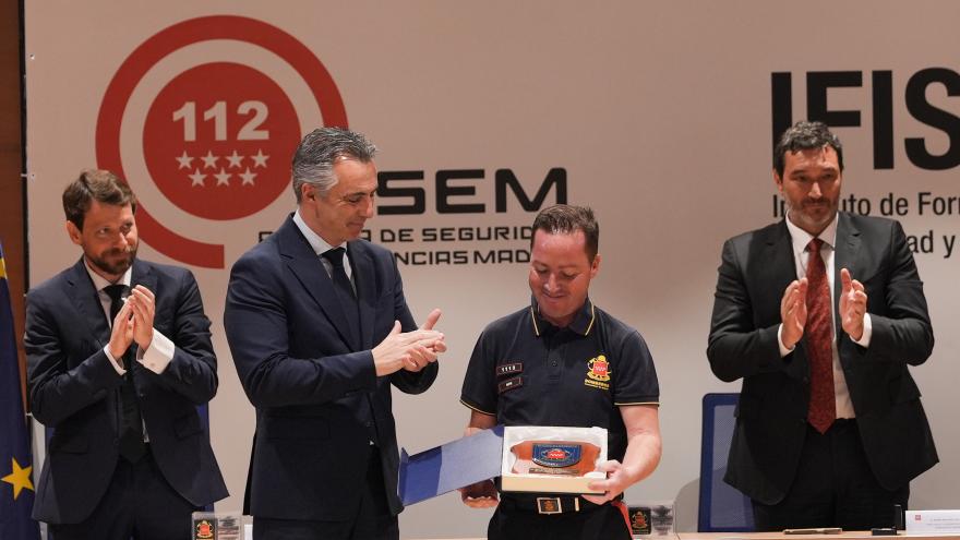 Texto Alternativo: La Comunidad de Madrid rinde homenaje a los bomberos que destacaron por su conducta ejemplar
