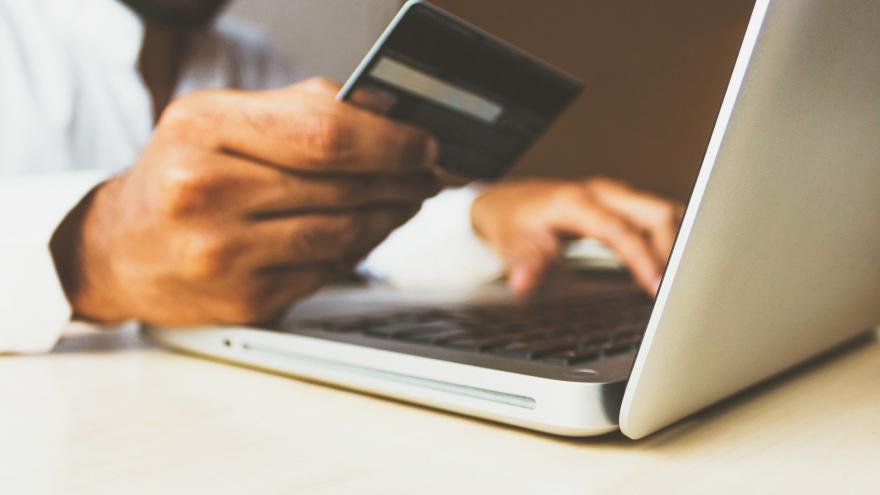 Texto Alternativo: La Comunidad de Madrid presenta una serie de consejos básicos para realizar compras seguras a través de internet durante el periodo navideño