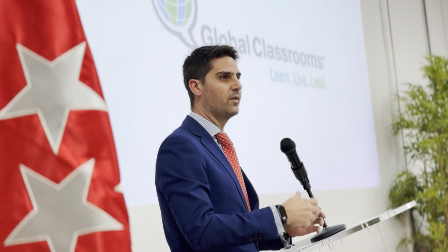 Texto Alternativo: La Comunidad de Madrid celebra 20 años del programa de debate escolar en inglés Global Classrooms