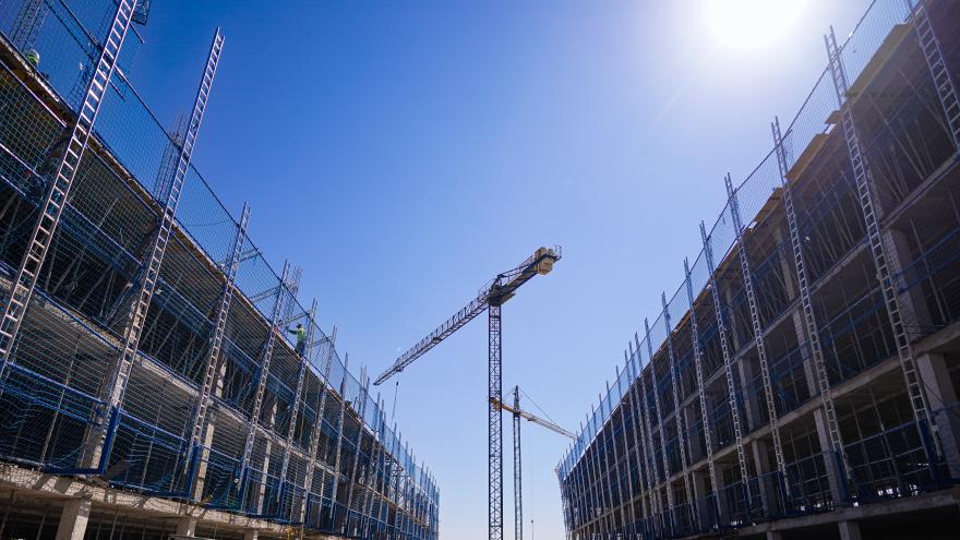 Texto Alternativo: La Comunidad de Madrid respalda con 15 millones la construcción de 8.000 viviendas asequibles a través de un convenio con Avalmadrid