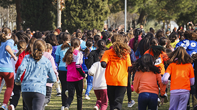Texto Alternativo: El alcalde asiste a la entrega de premios del cross escolar en el Parque Natural de El Soto, que ha batido récord de participación con 3.980 niños