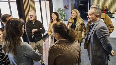 Texto Alternativo: El alcalde de Móstoles y el viceconsejero de Política y Organización Educativa visitan el IES Benjamín Rúa