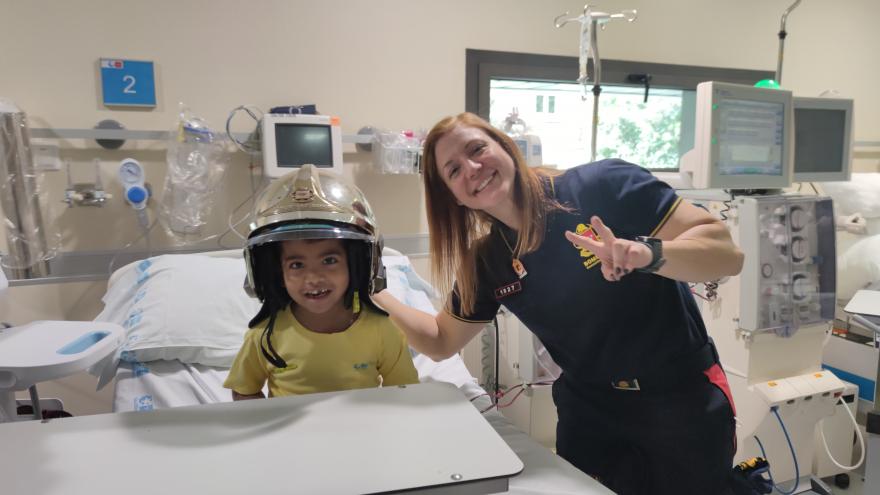 Texto Alternativo: Los bomberos despiertan la ilusión de los niños ingresados en el Hospital público Gregorio Marañón