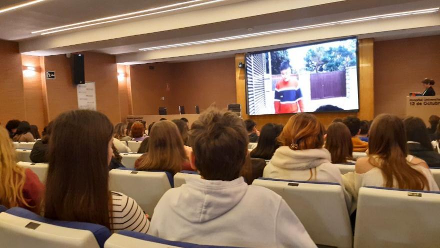 Texto Alternativo: El Hospital público 12 de Octubre colabora un año más en 'Reimagina la ciencia', un programa divulgativo que busca impulsar la vocación científica entre los estudiantes