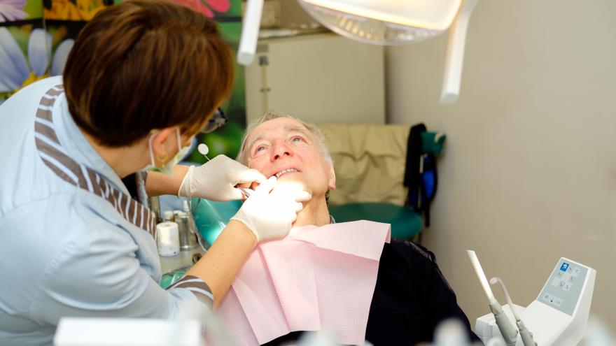 Texto Alternativo: La Comunidad de Madrid ha realizado 5.000 tratamientos dentales gratuitos a mayores de 80 años y facilitado gafas graduadas sin coste a 11.000 menores