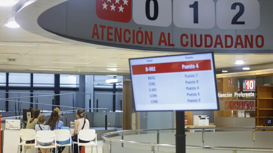 Texto Alternativo: La Comunidad de Madrid ha incrementado este año un 7% las consultas del 012 de Atención al Ciudadano, con más de 2,5 millones