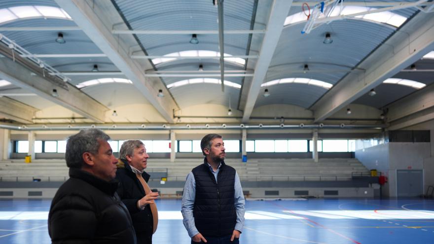 Texto Alternativo: La Comunidad de Madrid finaliza las obras de pavimentación de la calle Miramontes para mejorar el acceso al polideportivo de Buitrago del Lozoya