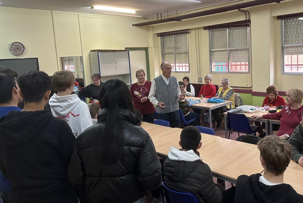 Texto Alternativo: Se retoman los talleres intergeneracionales, donde alumnos de instituto y mayores de centros municipales comparten experiencias