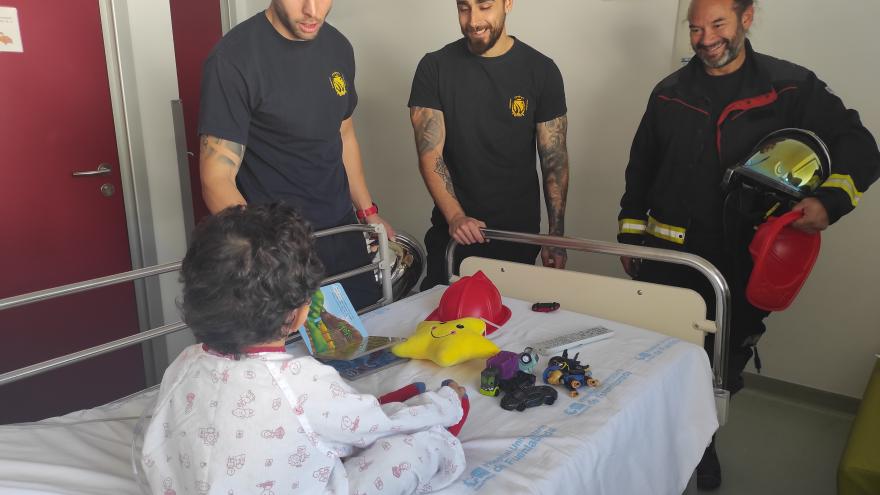 Texto Alternativo: El Hospital público de Fuenlabrada celebra la Navidad con sus pacientes y profesionales
